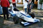 Formula 3 auto hyppyrim�en tasanteella. (48kb)